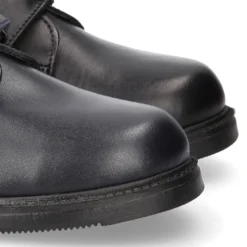 Zapato colegial tipo Blucher sin cordones en piel lisa.