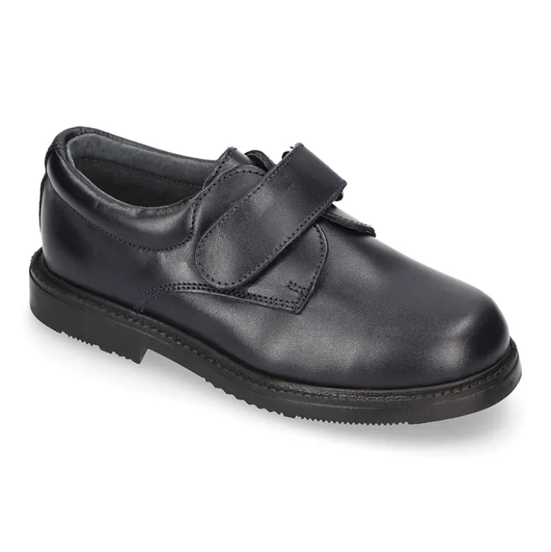 Zapato colegial tipo Blucher sin cordones en piel lisa.