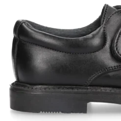 Zapato colegial tipo Blucher sin cordones en piel lisa.