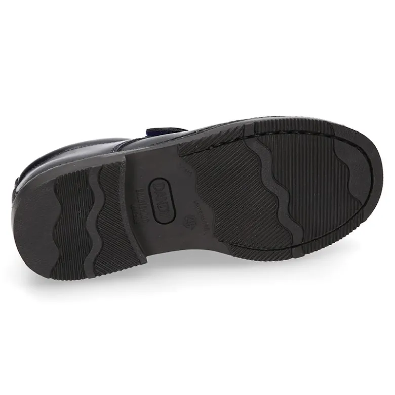Zapato colegial tipo Blucher sin cordones en piel lisa.