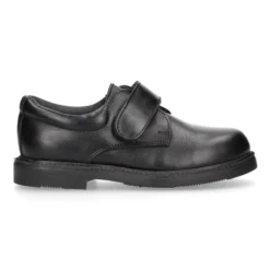 Zapato colegial tipo Blucher sin cordones en piel lisa.