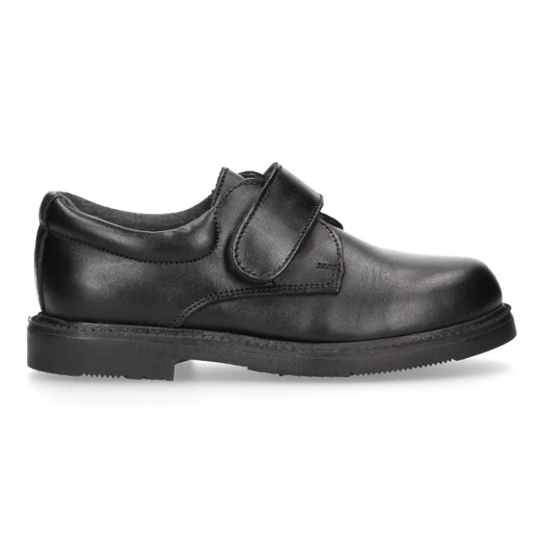 Zapato colegial tipo Blucher sin cordones en piel lisa.