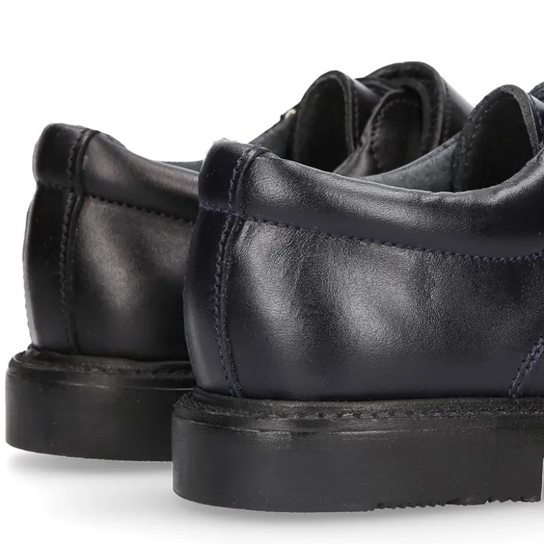 Zapato colegial tipo Blucher sin cordones en piel lisa.