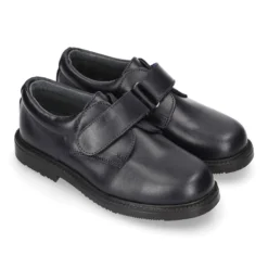 Zapato colegial tipo Blucher sin cordones en piel lisa.