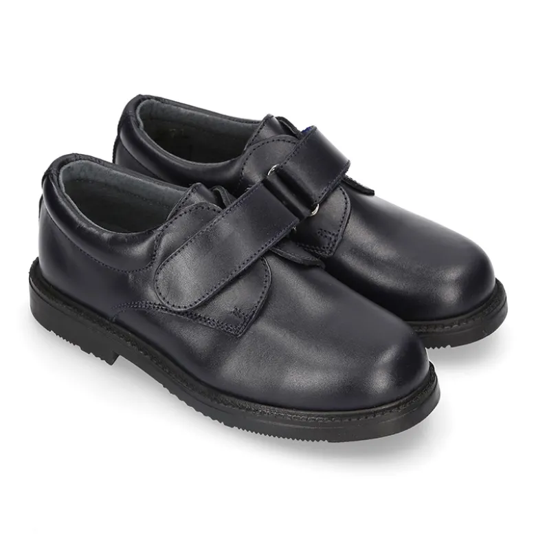 Zapato colegial tipo Blucher sin cordones en piel lisa.