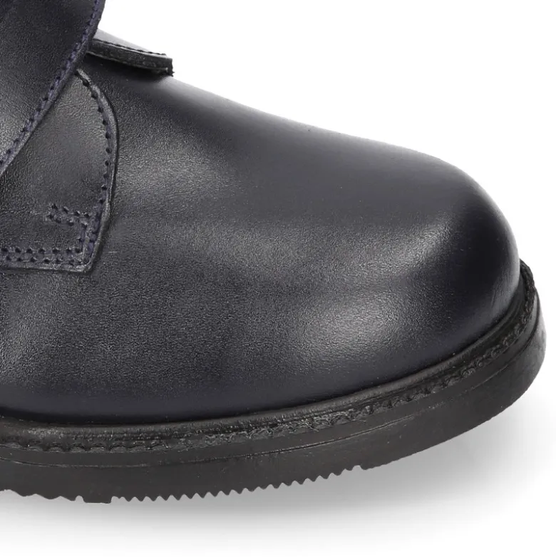 Zapato colegial tipo Blucher sin cordones en piel lisa.