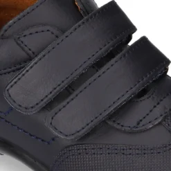 Zapato colegial tipo deportivo para peques sin cordones en piel lavable.