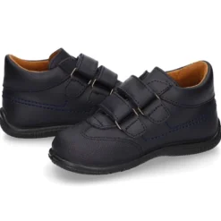 Zapato colegial tipo deportivo para peques sin cordones en piel lavable.