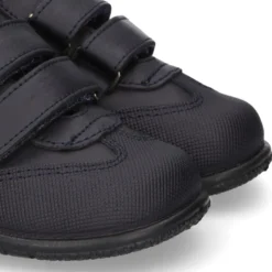Zapato colegial tipo deportivo para peques sin cordones en piel lavable.