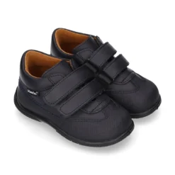 Zapato colegial tipo deportivo para peques sin cordones en piel lavable.