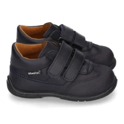 Zapato colegial tipo deportivo para peques sin cordones en piel lavable.