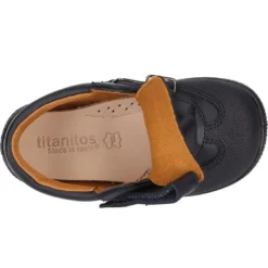 Zapato colegial tipo deportivo para peques sin cordones en piel lavable.
