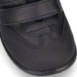 Zapato colegial tipo deportivo para peques sin cordones en piel lavable.