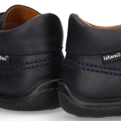 Zapato colegial tipo deportivo para peques sin cordones en piel lavable.