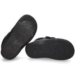 Zapato colegial tipo deportivo para peques sin cordones en piel lavable.