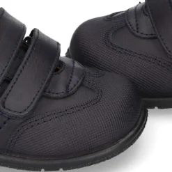 Zapato colegial tipo deportivo para peques sin cordones en piel lavable.