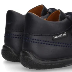 Zapato colegial tipo deportivo para peques sin cordones en piel lavable.