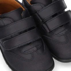 Zapato colegial tipo deportivo para peques sin cordones en piel lavable.