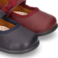 Zapato colegial tipo Mercedita con cierre adherente con lazo en piel lavable para niñas pequeñas.