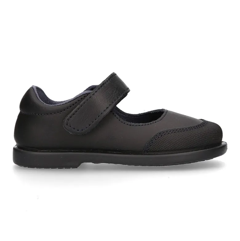 Zapato colegial tipo Mercedita con cierre adherente y puntera en piel lavable para peques.