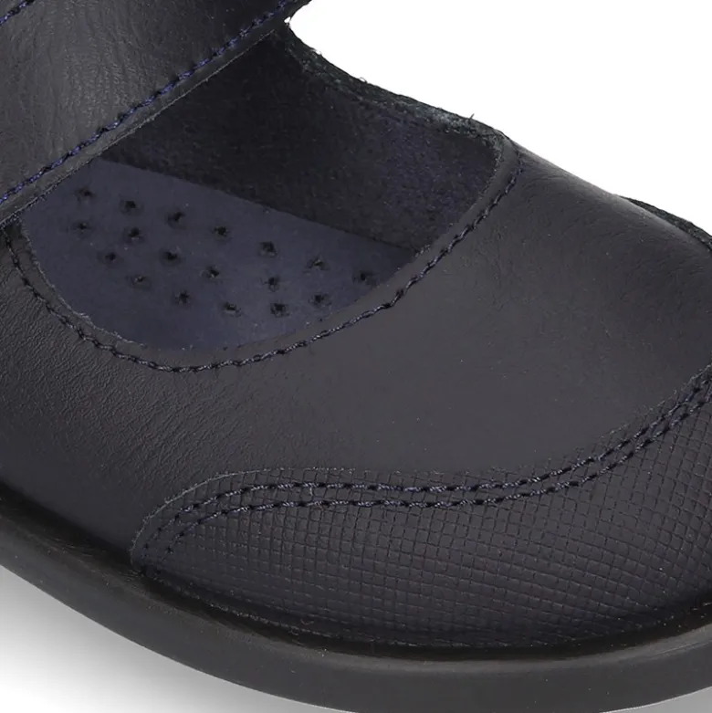 Zapato colegial tipo Mercedita con cierre adherente y puntera en piel lavable para peques.