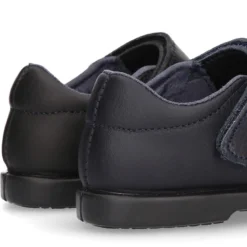 Zapato colegial tipo Mercedita con cierre adherente y puntera en piel lavable para peques.