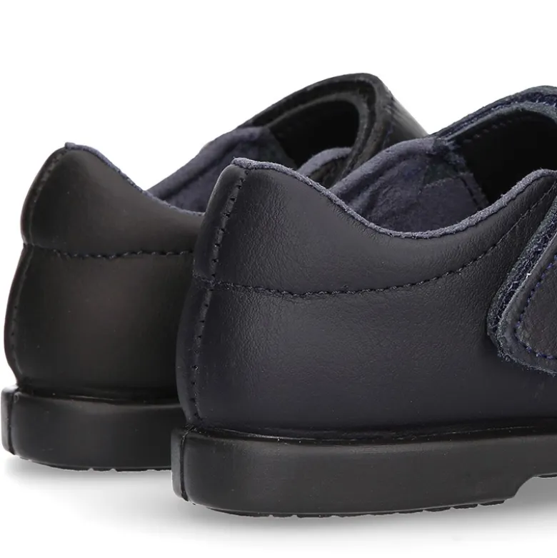 Zapato colegial tipo Mercedita con cierre adherente y puntera en piel lavable para peques.