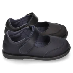 Zapato colegial tipo Mercedita con cierre adherente y puntera en piel lavable para peques.