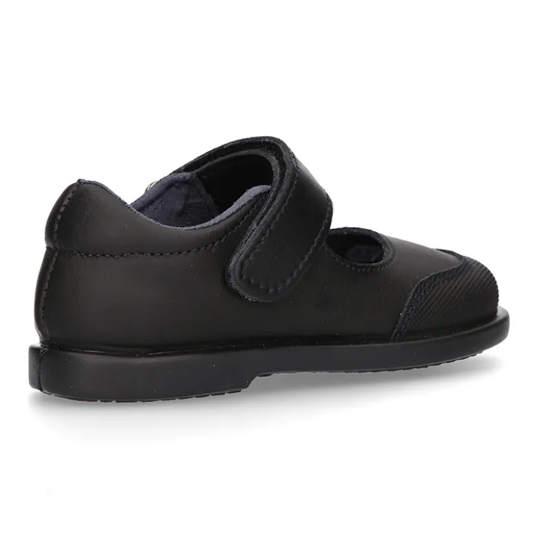 Zapato colegial tipo Mercedita con cierre adherente y puntera en piel lavable para peques.