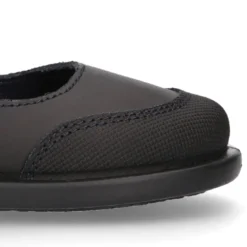 Zapato colegial tipo Mercedita con cierre adherente y puntera en piel lavable para peques.