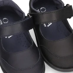 Zapato colegial tipo Mercedita con cierre adherente y puntera en piel lavable para peques.