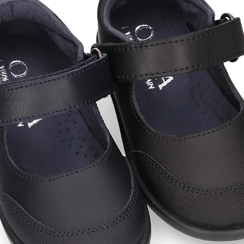 Zapato colegial tipo Mercedita con cierre adherente y puntera en piel lavable para peques.