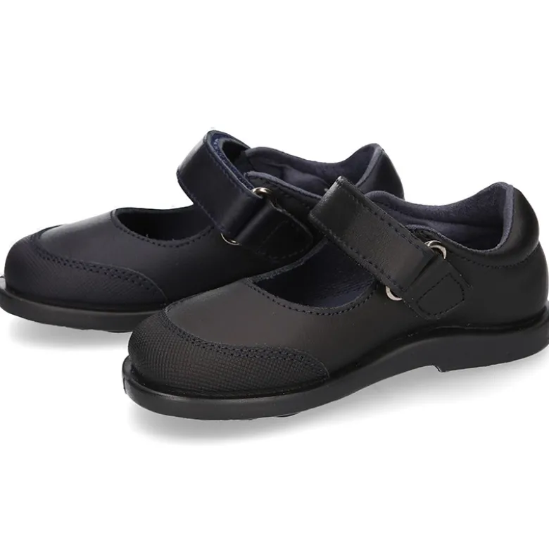 Zapato colegial tipo Mercedita con cierre adherente y puntera en piel lavable para peques.