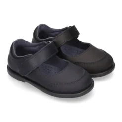 Zapato colegial tipo Mercedita con cierre adherente y puntera en piel lavable para peques.