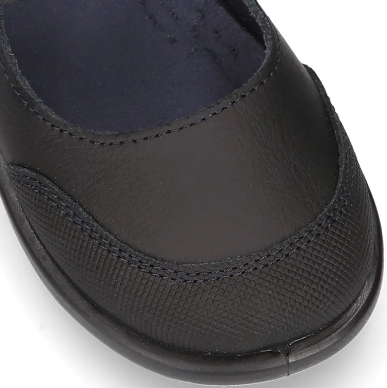 Zapato colegial tipo Mercedita con cierre adherente y puntera en piel lavable para peques.