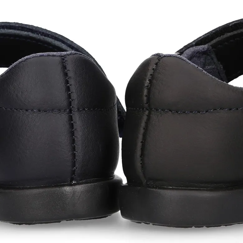 Zapato colegial tipo Mercedita con cierre adherente y puntera en piel lavable para peques.