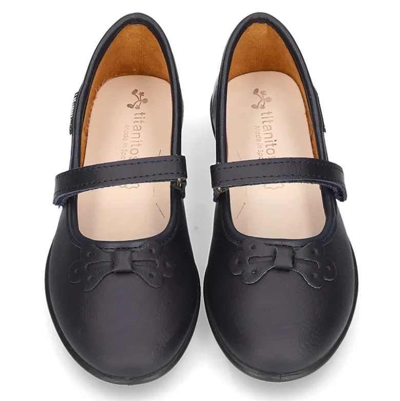 Zapato colegial tipo Mercedita con cierre adherente y lazo en piel lavable para niñas.
