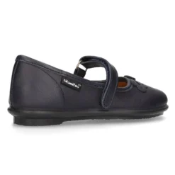 Zapato colegial tipo Mercedita con cierre adherente y lazo en piel lavable para niñas.
