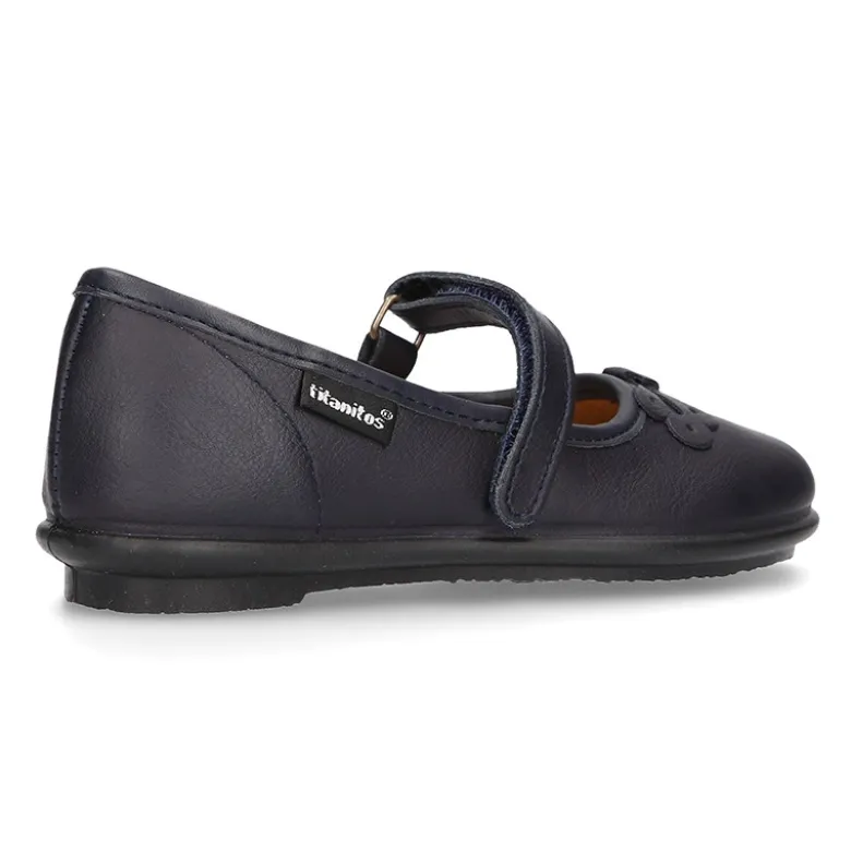 Zapato colegial tipo Mercedita con cierre adherente y lazo en piel lavable para niñas.