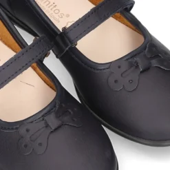Zapato colegial tipo Mercedita con cierre adherente y lazo en piel lavable para niñas.