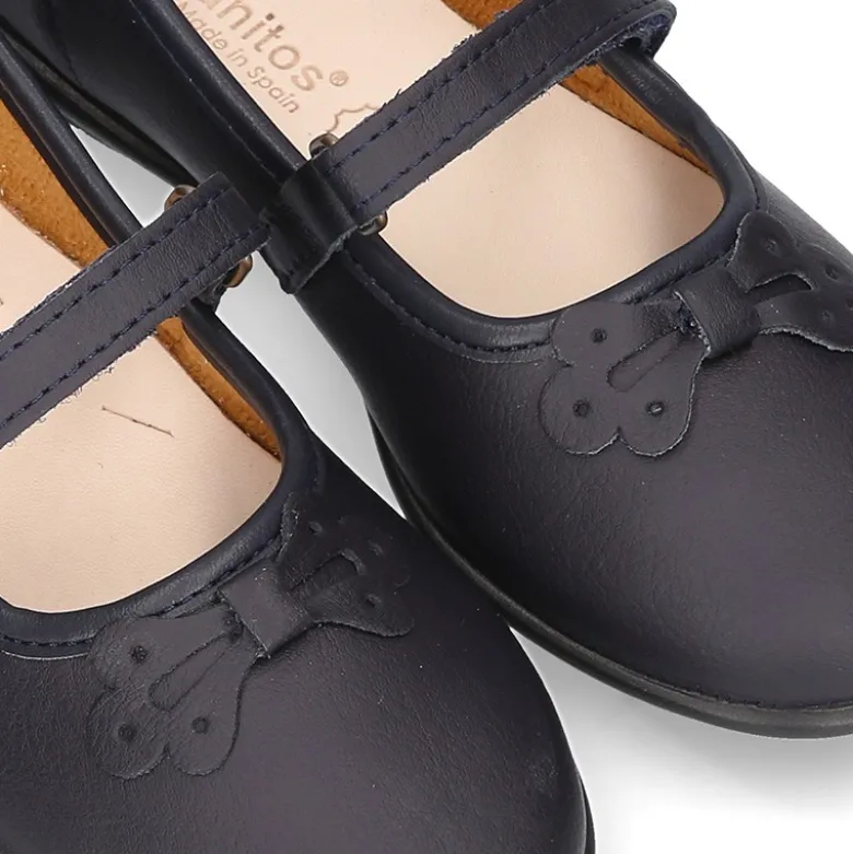 Zapato colegial tipo Mercedita con cierre adherente y lazo en piel lavable para niñas.