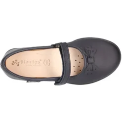 Zapato colegial tipo Mercedita con cierre adherente y lazo en piel lavable para niñas.