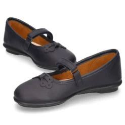 Zapato colegial tipo Mercedita con cierre adherente y lazo en piel lavable para niñas.