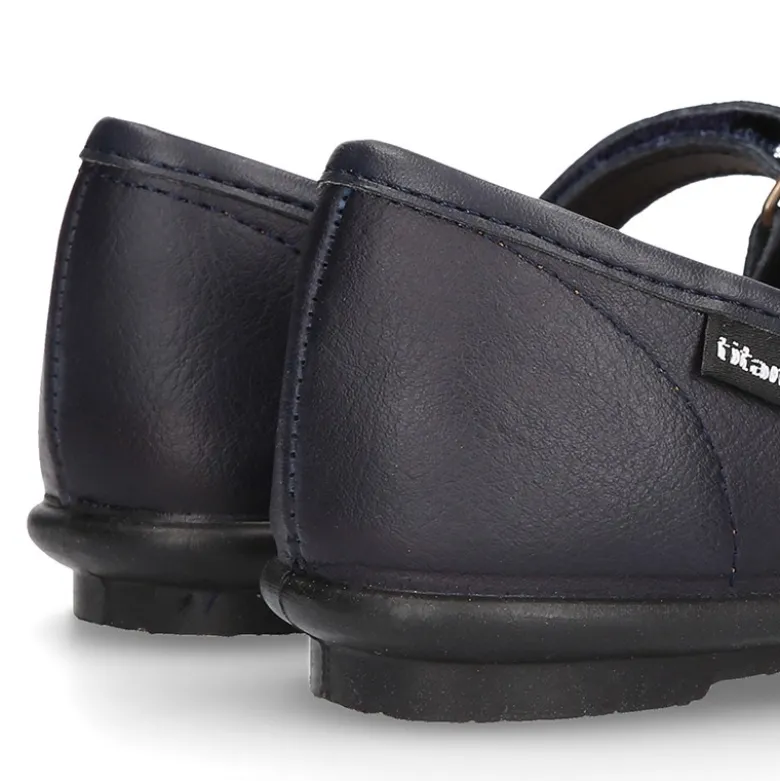 Zapato colegial tipo Mercedita con cierre adherente y lazo en piel lavable para niñas.