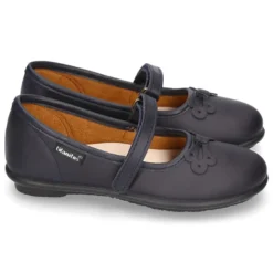 Zapato colegial tipo Mercedita con cierre adherente y lazo en piel lavable para niñas.