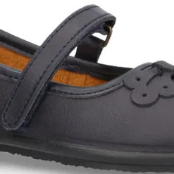 Zapato colegial tipo Mercedita con cierre adherente y lazo en piel lavable para niñas.