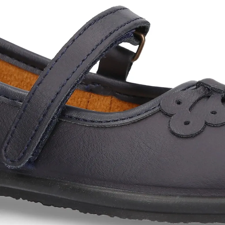 Zapato colegial tipo Mercedita con cierre adherente y lazo en piel lavable para niñas.