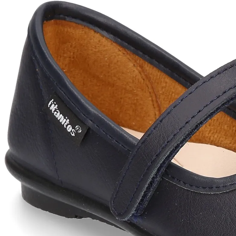 Zapato colegial tipo Mercedita con cierre adherente y lazo en piel lavable para niñas.