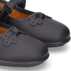 Zapato colegial tipo Mercedita con cierre adherente y lazo en piel lavable para niñas.