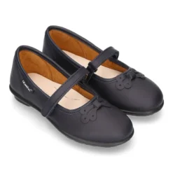 Zapato colegial tipo Mercedita con cierre adherente y lazo en piel lavable para niñas.